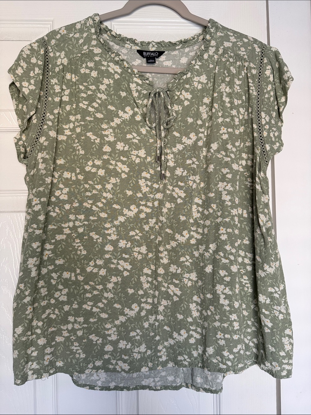 PREOWNED Buffalo David Bitton  Sage Green Floral Tie-Neck Cap Sleeve Blous